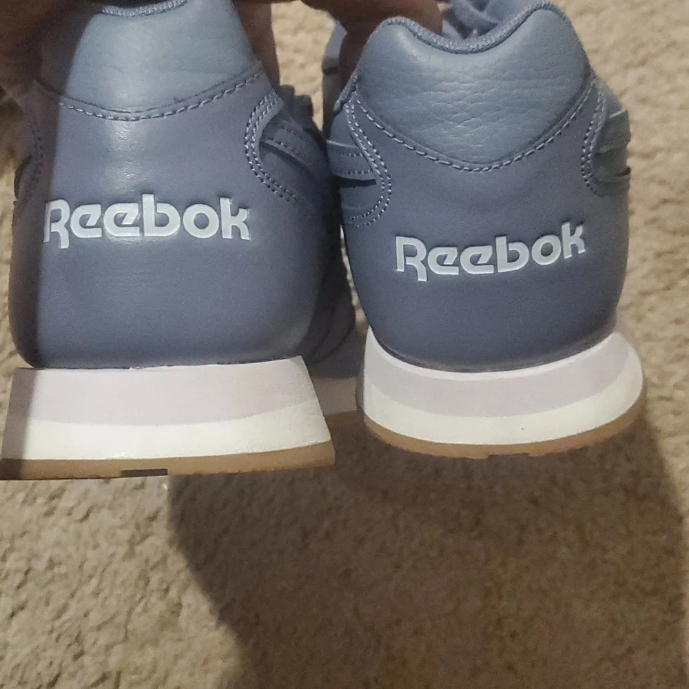 Comfy Reebok - Picture 4 of 4